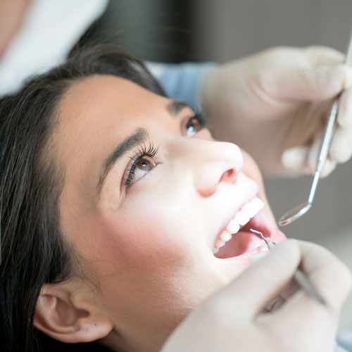 Moderne Zahnfüllungen wie Kompomere, Komposite oder Keramik schützen vor neuem Kariesbefall.