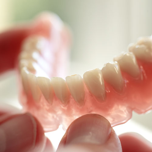 Fehlen bereits mehrere Zähne ist eine komplette Versorgung mit Implantaten ideal.